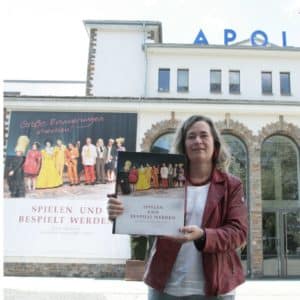 Adele von Bünau mit Apollo-Jubiläumsbuch
